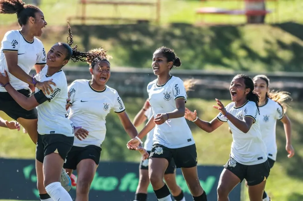 Grazy, camisa 7, comemora seu gol com as companheiras de elenco do Corinthians Sub-15. Foto: Divulgação redes sociais/Corinthians
