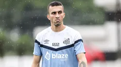 SP - SANTOS - 02/02/2024 - SANTOS, TREINO - Joao Schmidt jogador do Santos durante treino no Centro de Treinamento CT Rei Pele. Foto: Reinaldo Campos/AGIF