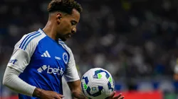Matheus Pereira, jogador do Cruzeiro, durante partida contra o Atletico-MG no estadio Mineirao pelo campeonato Brasileiro A 2025. Foto: Fernando Moreno/AGIF
