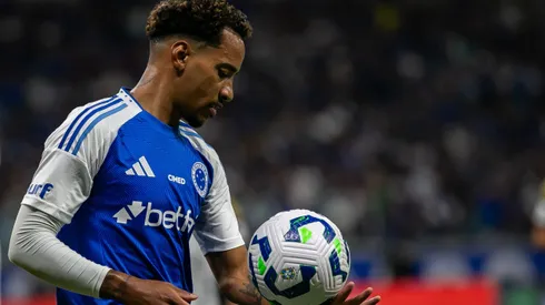 Matheus Pereira, jogador do Cruzeiro, durante partida contra o Atletico-MG no estadio Mineirao pelo campeonato Brasileiro A 2025. Foto: Fernando Moreno/AGIF