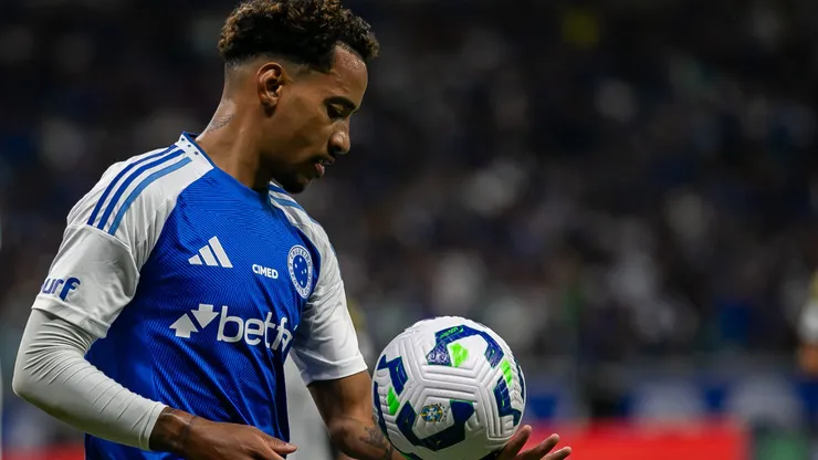 Matheus Pereira, jogador do Cruzeiro, durante partida contra o Atletico-MG no estadio Mineirao pelo campeonato Brasileiro A 2025. Foto: Fernando Moreno/AGIF