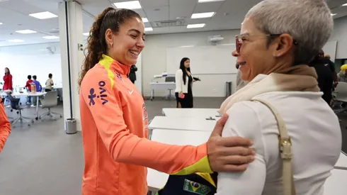 Angelina e sua mãe durante atividade na Granja Comary. Foto: Lívia Villas Boas/CBF