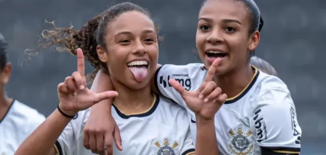 Moara, camisa 17, comemora seu gol sobre o Audax no Paulistão Sub-15 fora de casa. Foto: Divulgação redes sociais/moara011vieira