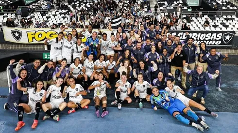 Jogadoras do Botafogo com a torcida. Foto: Arthur Barreto/Botafogo