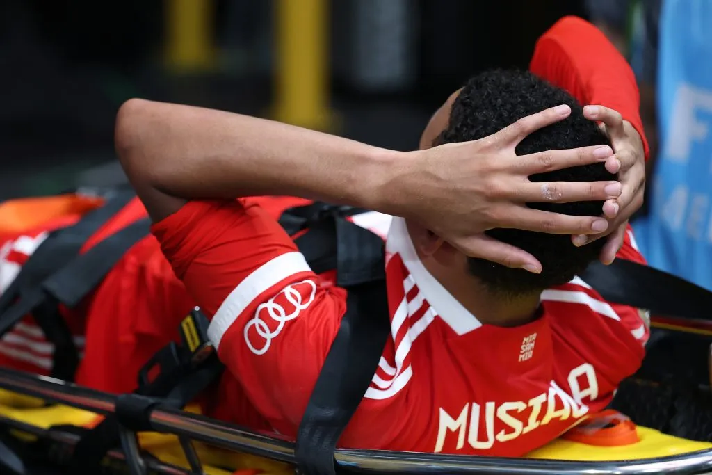 Musiala se machucou após choque com Donnarumma em PSG x Bayern. Foto: Kevin C. Cox/Getty Images.