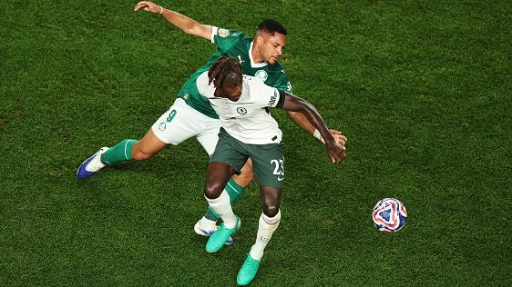 Vitor Roque disputando lance. Foto: Al Bello/Getty Images