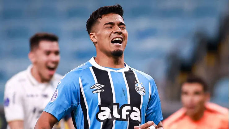 Arezo pode deixar o Grêmio nesta janela. Foto: Maxi Franzoi/AGIF