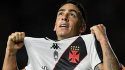 Puma Rodríguez comemorando gol durante partida entre Vasco e Athletico-PR, pelo Brasileirão 2024.