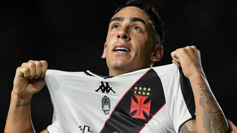 Puma Rodríguez comemorando gol durante partida entre Vasco e Athletico-PR, pelo Brasileirão 2024.