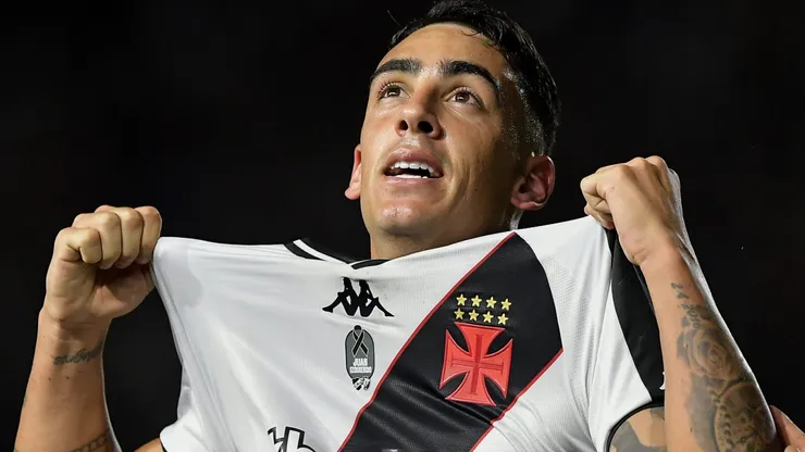 Puma Rodríguez comemorando gol durante partida entre Vasco e Athletico-PR, pelo Brasileirão 2024.