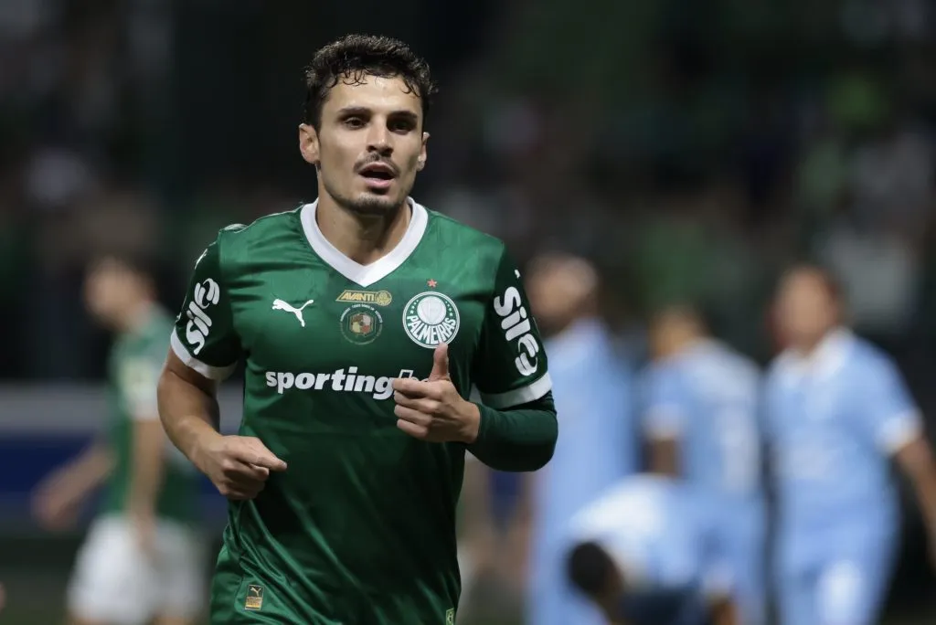 SP – SAO PAULO – 28/05/2025 – COPA LIBERTADORES 2025, PALMEIRAS X SPORTING CRISTAL – Raphael Veiga jogador do Palmeiras durante partida contra o Sporting Cristal no estadio Arena Allianz Parque pelo campeonato Copa Libertadores 2025. Foto: Marcello Zambrana/AGIF