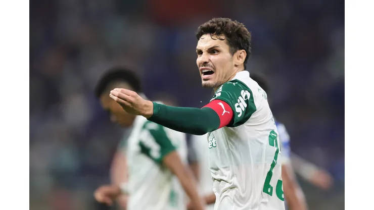 MG - BELO HORIZONTE - 01/06/2025 - BRASILEIRO A 2025, CRUZEIRO X PALMEIRAS - Raphael Veiga jogador do Palmeiras lamenta durante partida contra o Cruzeiro no estadio Mineirao pelo campeonato Brasileiro A 2025. Foto: Gilson Lobo/AGIF
