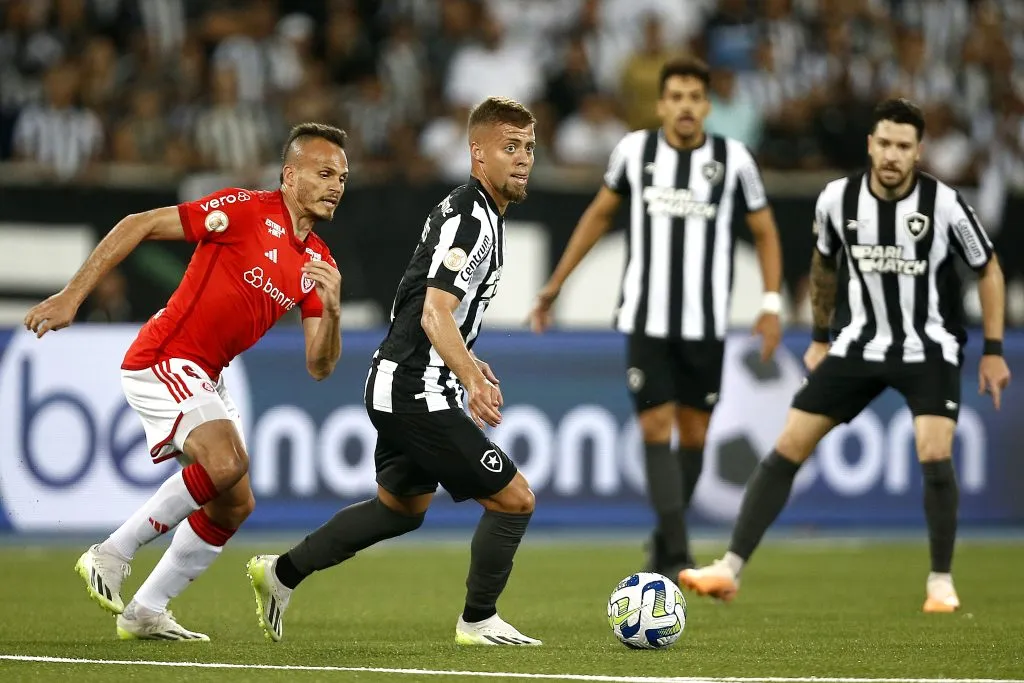 RIO DE JANEIRO, BRAZIL – AUGUST 12:  Renê of Internacional fights for the ball with Lucas Fernandes of Botafogo during the match between Botafogo and Internacional as part of Brasileirao 2023 at Estadio Olimpico Nilton Santos on August 12, 2023 in Rio de Janeiro, Brazil. (Photo by Wagner Meier/Getty Images)