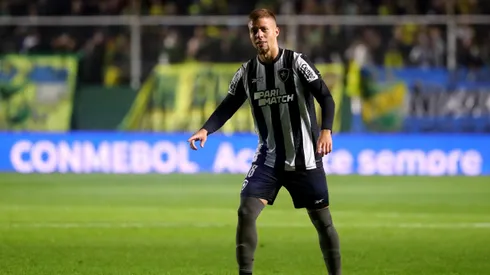 Lucas Fernandes, ex-Botafogo, deve reforçar o Juventude e projeta retorno para o Brasil (Photo by Marcos Brindicci/Getty Images)