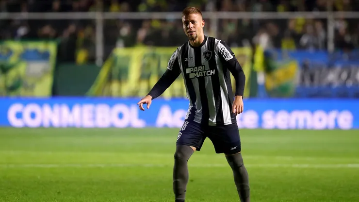 Lucas Fernandes, ex-Botafogo, deve reforçar o Juventude e projeta retorno para o Brasil (Photo by Marcos Brindicci/Getty Images)