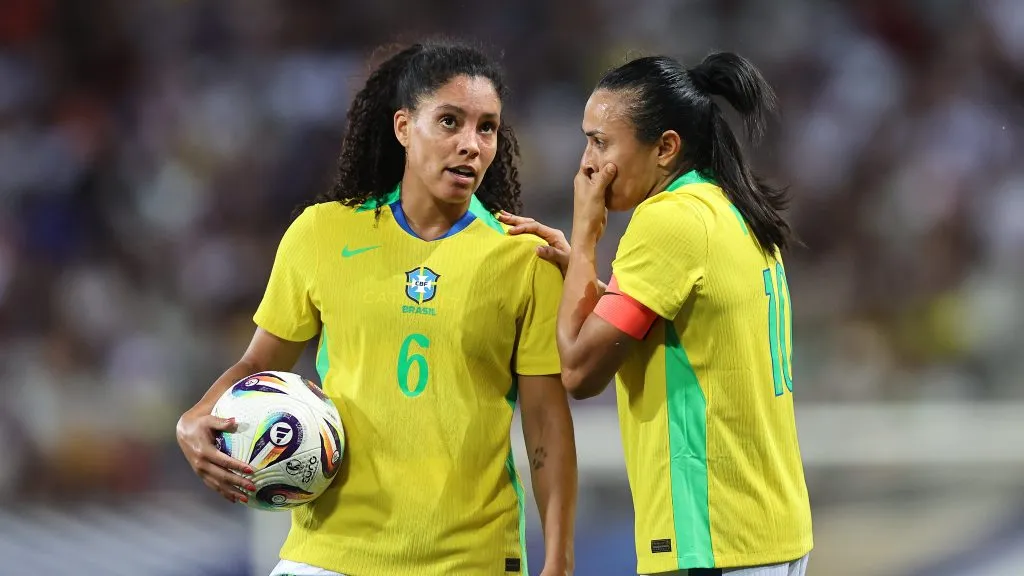 Marta e Yasmim jogadoras da Seleção Brasileira Feminina