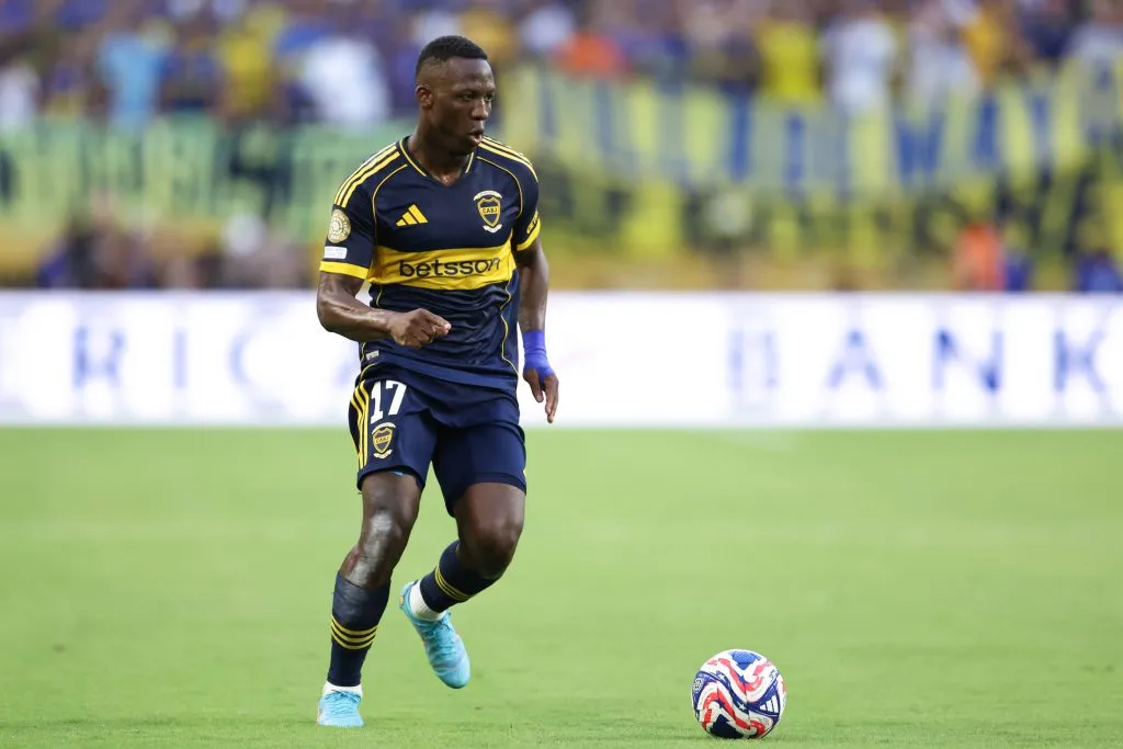 MIAMI GARDENS, FLORIDA – JUNE 16: Luis Advincula #17 of CA Boca Juniors controls the ball during the FIFA Club World Cup 2025 group C match between CA Boca Juniors and SL Benfica at Hard Rock Stadium on June 16, 2025 in Miami Gardens, Florida. (Photo by Megan Briggs/Getty Images)