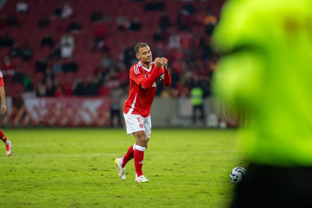 RS – PORTO ALEGRE – 01/06/2025 – BRASILEIRO A 2025, INTERNACIONAL X FLUMINENSE – Alan Patrick jogador do Internacional lamenta durante partida contra o Fluminense no estadio Beira-Rio pelo campeonato Brasileiro A 2025. Foto: Cristiano Junior/AGIF