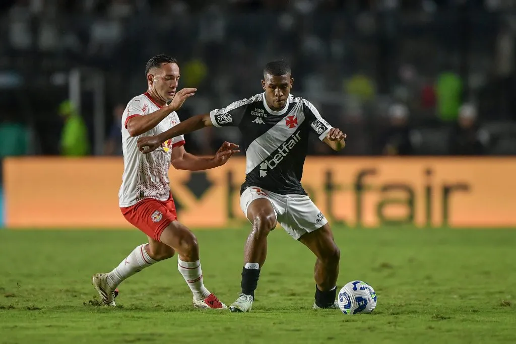 Rayan, jogador do Vasco, disputa lance com Fabinho jogador do Bragantino durante partida no estadio Sao Januario pelo campeonato Brasileiro A 2025. Foto: Thiago Ribeiro/AGIF