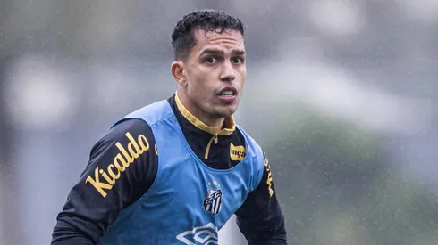 Lateral decidiu abrir o jogo - Foto: Raul Baretta/Santos FC.