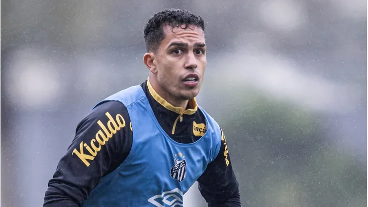 Lateral decidiu abrir o jogo - Foto: Raul Baretta/Santos FC.