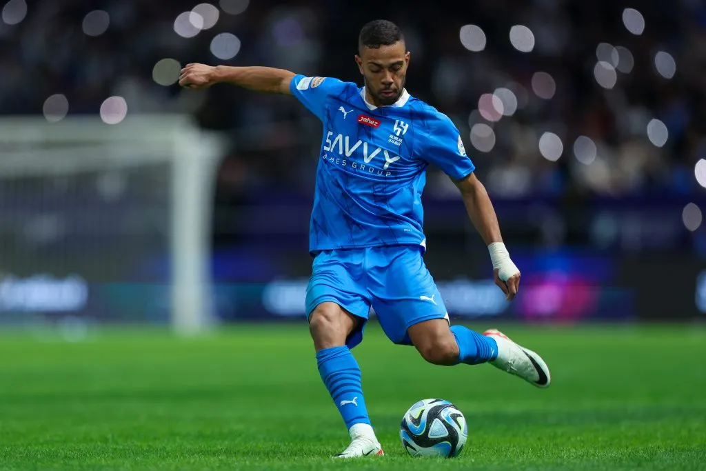 Renan Lodi em partida pelo Al Hilal. (Photo by Yasser Bakhsh/Getty Images)
