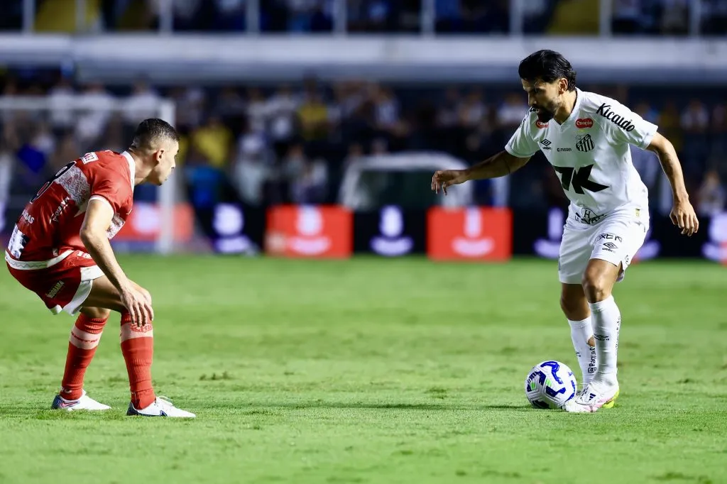 SP – SANTOS – 01/05/2025 – COPA DO BRASIL 2025, SANTOS X CRB – Thomas Rincon jogador do Santos durante partida contra o CRB no estadio Vila Belmiro pelo campeonato Copa Do Brasil 2025. Foto: Marcello Zambrana/AGIF