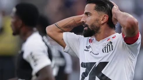 SP - SAO PAULO - 18/05/2025 - BRASILEIRO A 2025, CORINTHIANS X SANTOS - Tomas Rincon jogador do Santos lamenta durante partida contra o Corinthians no estadio Arena Corinthians pelo campeonato Brasileiro A 2025. Foto: Ettore Chiereguini/AGIF