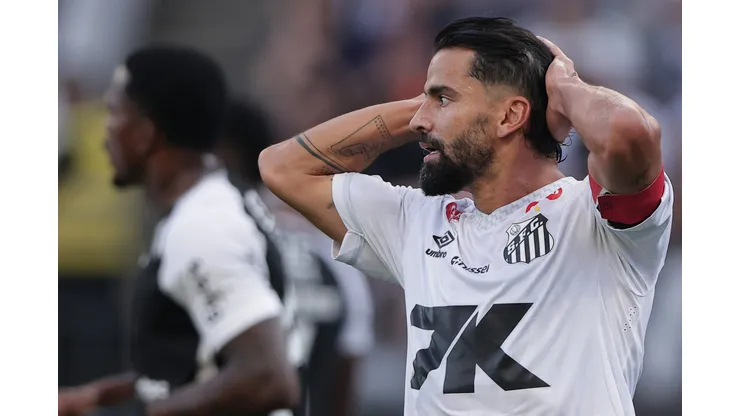 SP - SAO PAULO - 18/05/2025 - BRASILEIRO A 2025, CORINTHIANS X SANTOS - Tomas Rincon jogador do Santos lamenta durante partida contra o Corinthians no estadio Arena Corinthians pelo campeonato Brasileiro A 2025. Foto: Ettore Chiereguini/AGIF