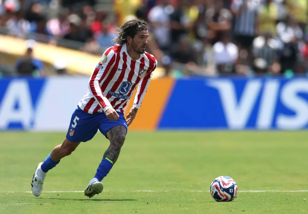 PASADENA, CALIFORNIA – JUNE 23: Rodrigo De Paul #5 of Club Atletico de Madrid attacks during the FIFA Club World Cup 2025 group B match between Club Atletico de Madrid and Botafogo FR at Rose Bowl Stadium on June 23, 2025 in Pasadena, California. (Photo by Harry How/Getty Images)