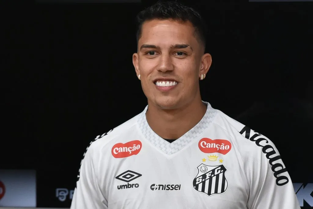 SP – SANTOS – 07/07/2025 – SANTOS, APRESENTACAO IGOR VINICIUS – Igor Vinicius durante sua apresentacao oficial como jogador do Santos em coletiva de imprensa realizada no Vila Belmiro.  Foto: Jota Erre/AGIF