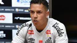 SP - SANTOS - 07/07/2025 - SANTOS, APRESENTACAO IGOR VINICIUS - Igor Vinicius durante sua apresentacao oficial como jogador do Santos em coletiva de imprensa realizada no Vila Belmiro. Foto: Jota Erre/AGIF