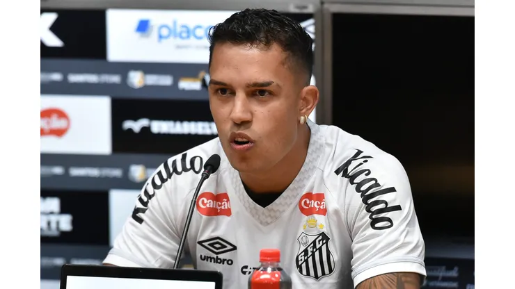 SP - SANTOS - 07/07/2025 - SANTOS, APRESENTACAO IGOR VINICIUS - Igor Vinicius durante sua apresentacao oficial como jogador do Santos em coletiva de imprensa realizada no Vila Belmiro. Foto: Jota Erre/AGIF