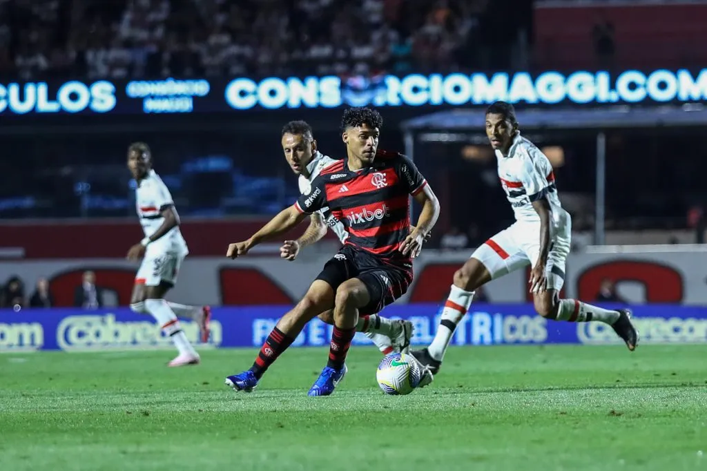 SP – SAO PAULO – 03/08/2024 – BRASILEIRO A 2024, SAO PAULO X FLAMENGO – Victor Hugo jogador do Flamengo durante partida contra o Sao Paulo no estadio Morumbi pelo campeonato Brasileiro A 2024. Foto: Marco Miatelo/AGIF