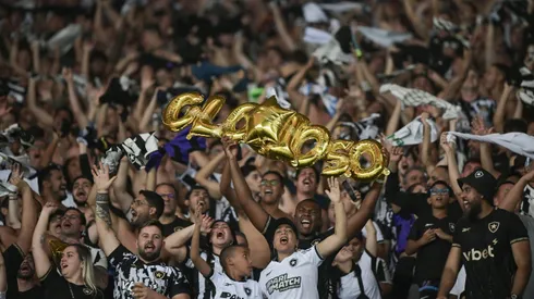 Torcida do Botafogo durante partida contra o Flamengo, no Maracanã, pelo Brasileirão Betano. Foto: Thiago Ribeiro/AGIF.