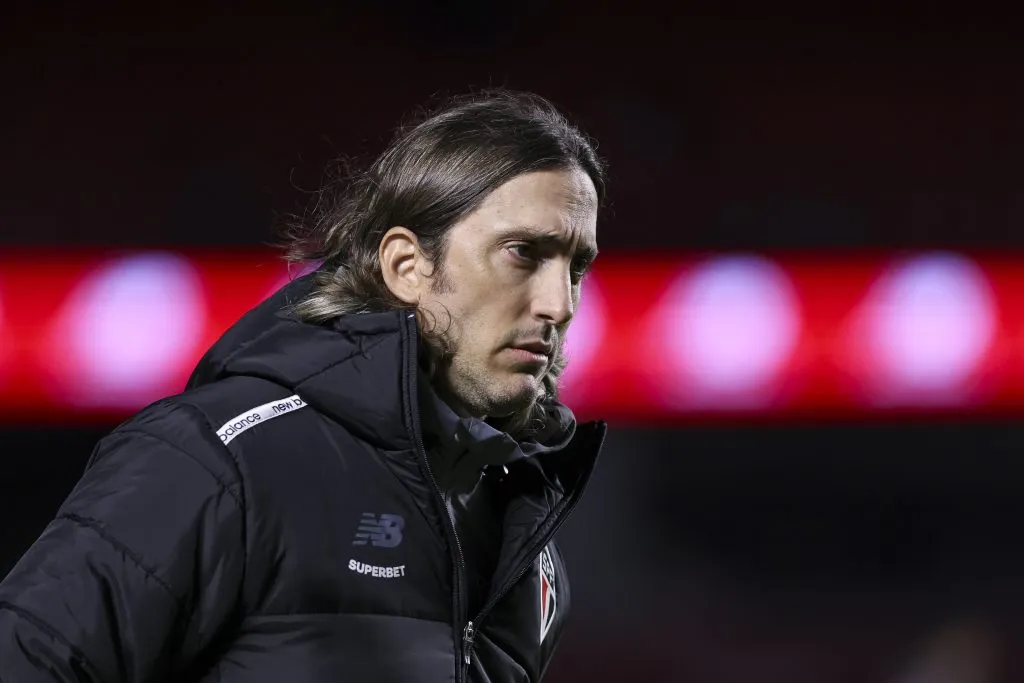 São Paulo tinha pendência com Zubeldía e por isso corria o risco de não ter Crespo contra o Flamengo (Photo by Ricardo Moreira/Getty Images)