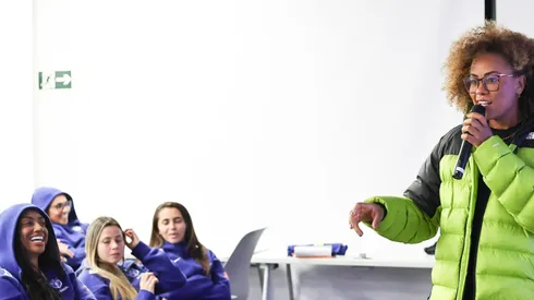 Aretha Duarte durante palestra para Seleção Feminina. Foto: Lívia Villas Boas/CBF