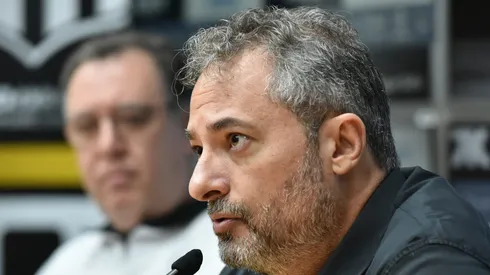 Alexandre Mattos durante coletiva de apresentação ao lado do presidente Marcelo Teixeira.