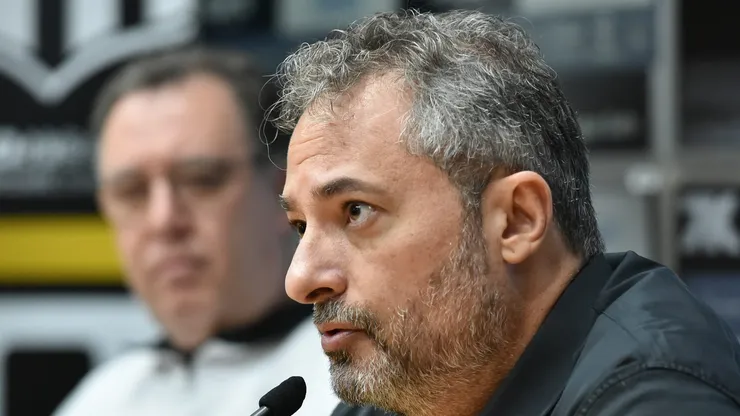 Alexandre Mattos durante coletiva de apresentação ao lado do presidente Marcelo Teixeira.