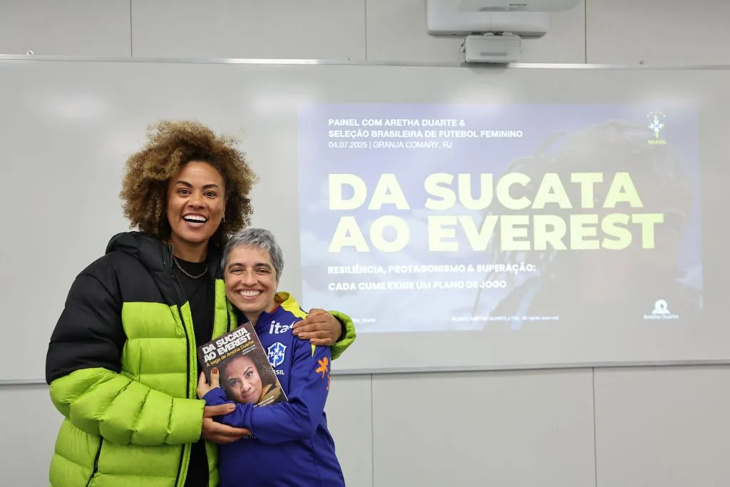 A psicóloga da Seleção Feminina, Luciana Angelo, e Aretha Duarte durante apresentação na Granja Comary. Foto: Lívia Villas Boas/CBF