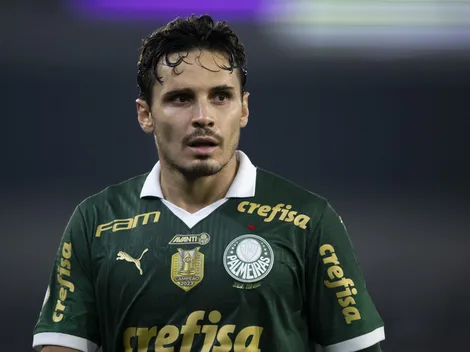 Santos monitora Raphael Veiga em meio a indefinição no Palmeiras