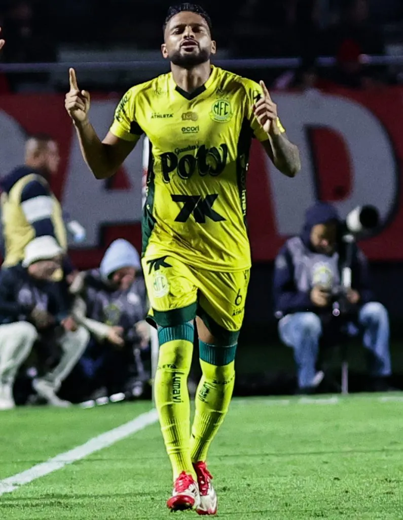 Reinaldo jogador do Mirassol comemora seu gol durante partida contra o Sao Paulo no estadio Morumbi pelo campeonato Brasileiro A 2025. Foto: Fabio Giannelli/AGIF