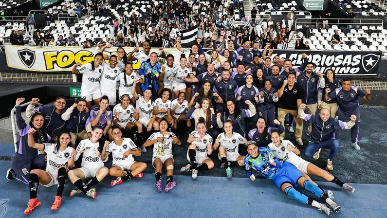 Jogadoras do Botafogo com a torcida. Foto: Arthur Barreto/Botafogo