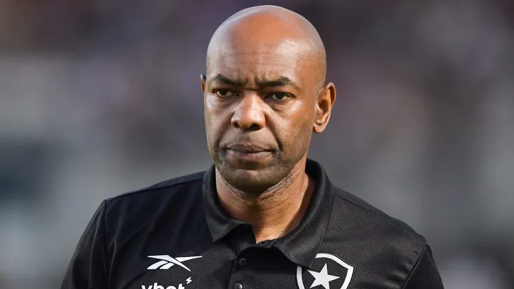 Cláudio Caçapa técnico do Botafogo durante partida contra o Vasco no estádio São Januário pelo campeonato Carioca 2025. Foto: Thiago Ribeiro/AGIF