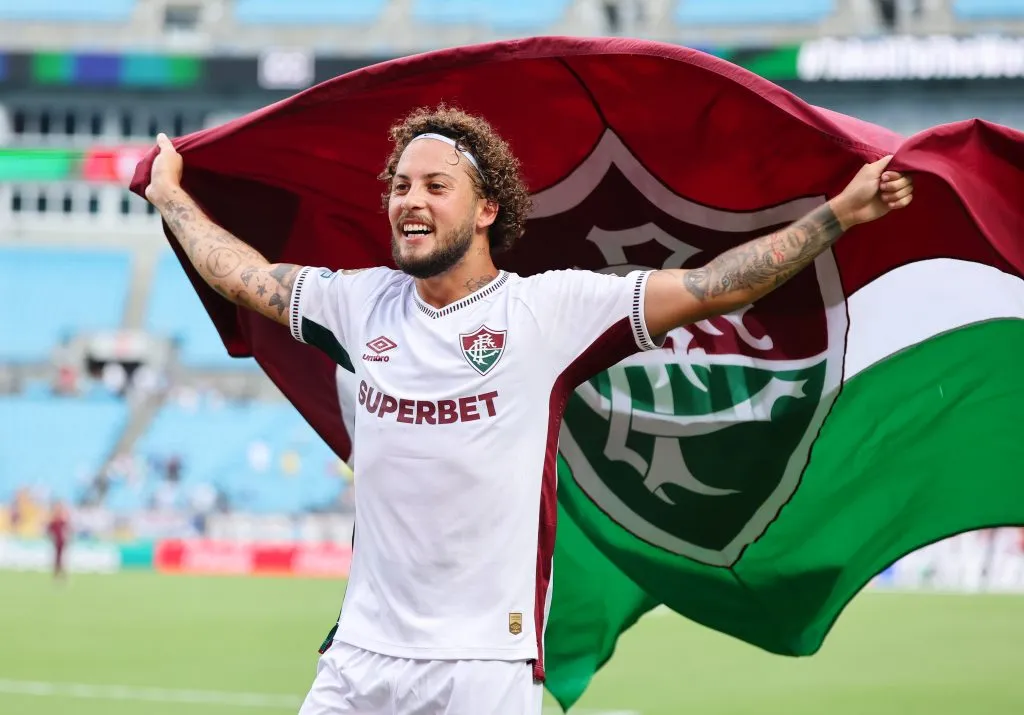 Guga tende a assumir vaga de Samuel Xavier na lateral direita contra Chelsea – Foto: Michael Reaves/Getty Images