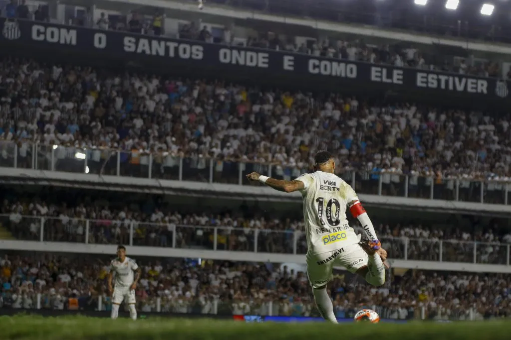 Neymar atuando pelo Santos na Vila Belmiro – (Photo by Miguel Schincariol/Getty Images)