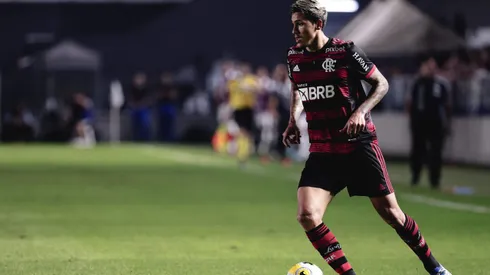 Pedro jogador do Flamengo durante partida contra o Santos no estádio Vila Belmiro pelo campeonato Brasileiro A 2022 - Foto: Ettore Chiereguini/AGIF