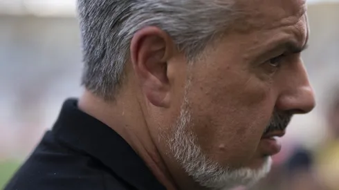 José Boto vive desgaste nos bastidores após veto de contratação de atacante irlandês.