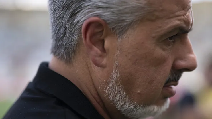 José Boto vive desgaste nos bastidores após veto de contratação de atacante irlandês.