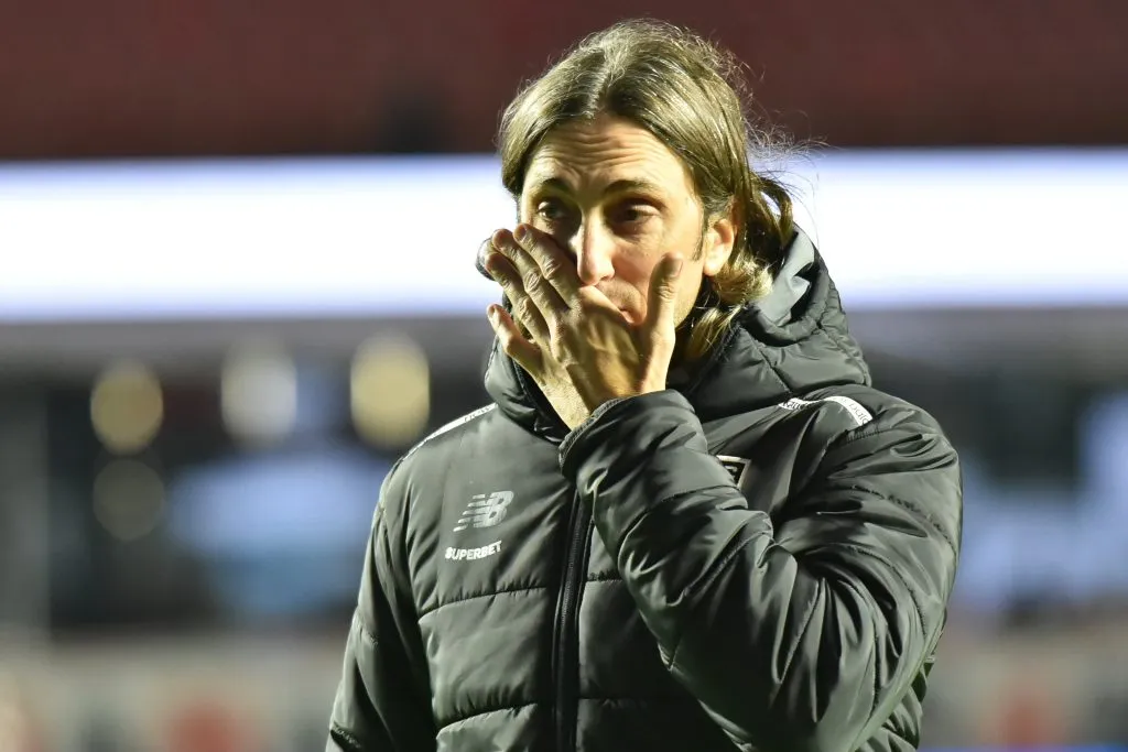 Luis Zubeldia tecnico do Sao Paulo deixa o campo apos partida contra o Vasco no estadio Morumbi pelo campeonato Brasileiro A 2025. Foto: Jota Erre/AGIF